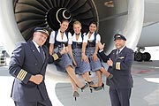 vorgestellt: die Lufthansa Trachten Crew - eingekleidet wurde sie 2016 wieder von Trachten Angermaier (©Foto. Marikka-Laila Maisel